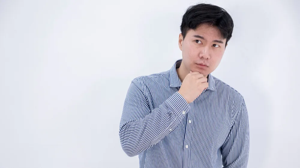 先延ばしにして考え込む消防士